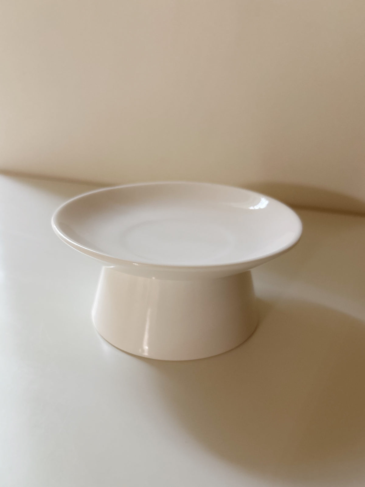Simple White Footed Plate