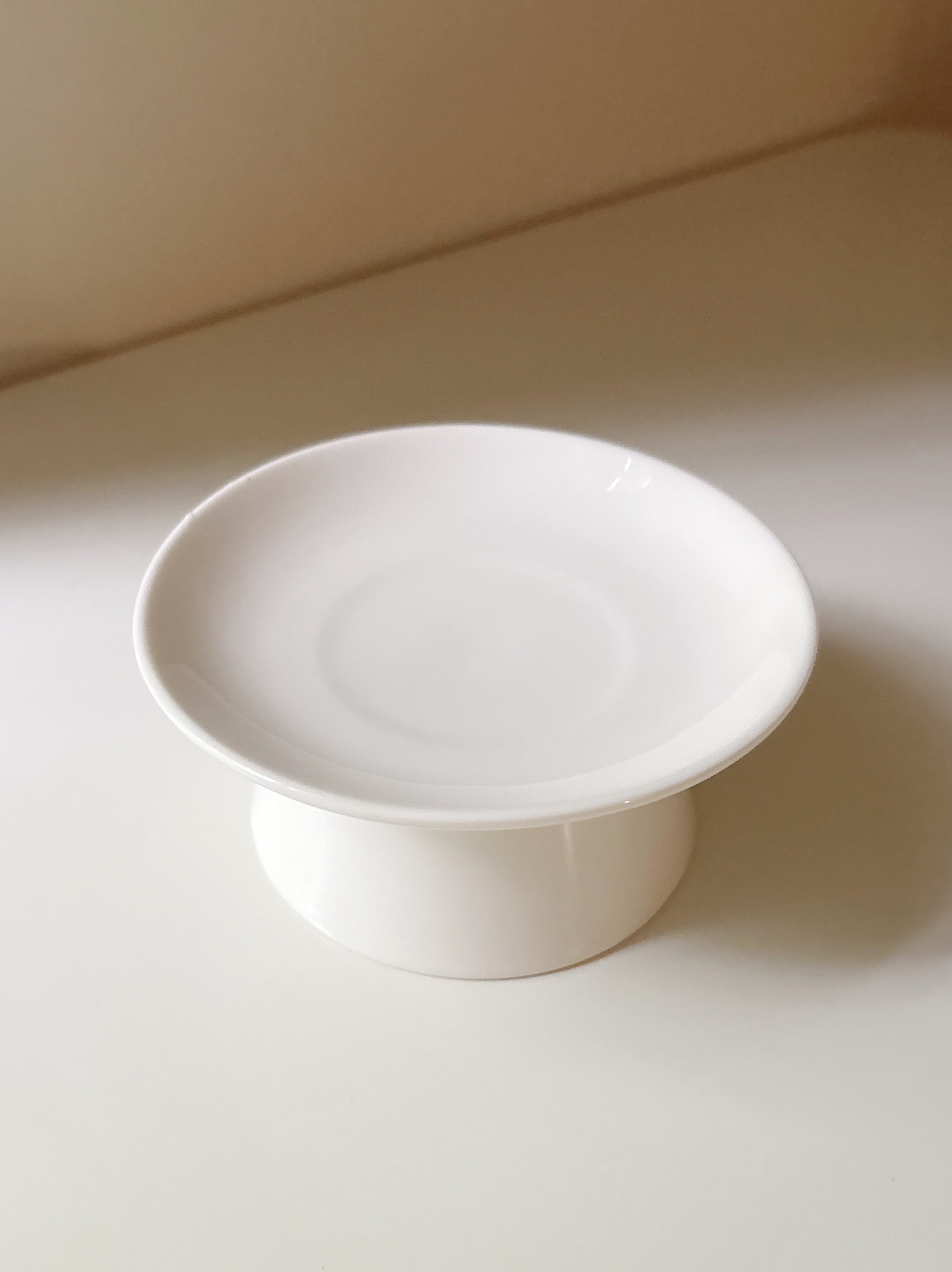 Simple White Footed Plate