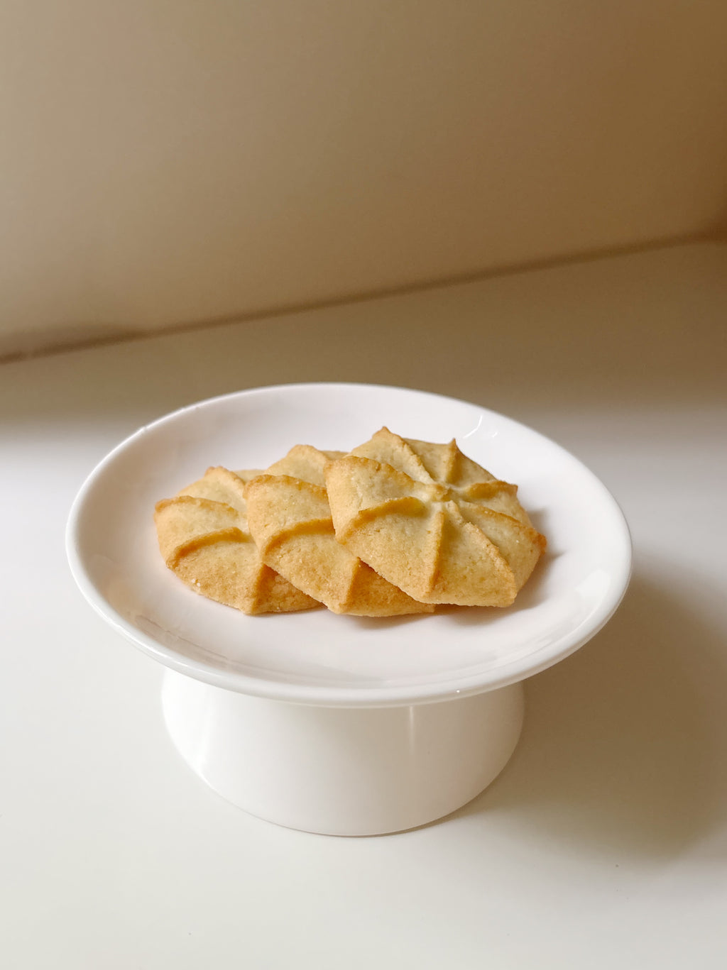 Simple White Footed Plate